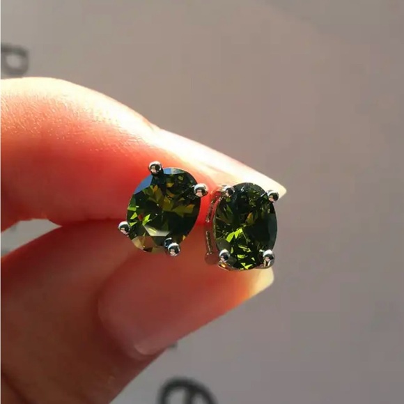 Jewelry - COPY - Gorgeous peridot oval studs